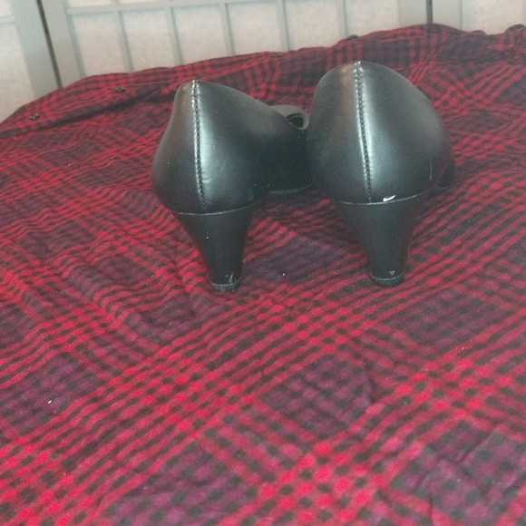 Size 5 heels - Picture 4 of 4